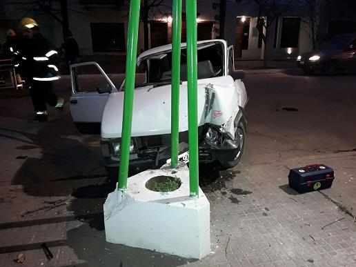 Un automóvil despistó y chocó contra una columna de alumbrado público
