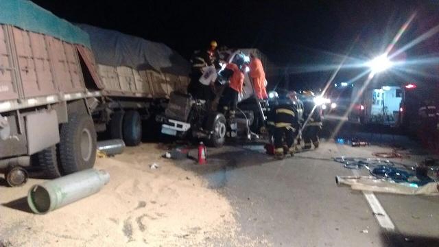 General Roca, un camión embistió en la parte trasera de otro camión estacionado en banquina sobre autopista