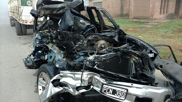 Ballesteros:  dos personas murieron calcinadas en un choque entre un camión y una pick up