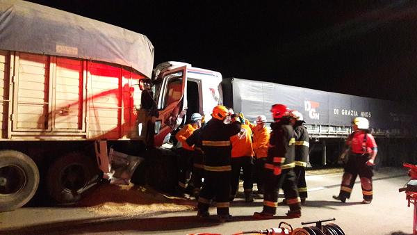 Choque entre dos camiones en autopista en Marcos Juárez