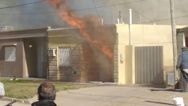 Incendio de magnitud y generalizado en una vivienda de calle Posta Espinillos de El Panal