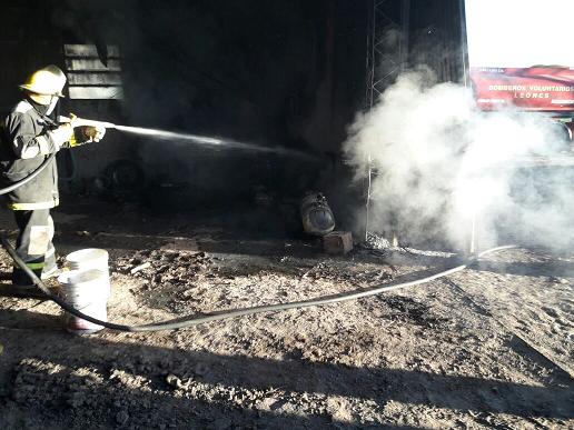 Incendio de tanques de aceite en un galpón en zona rural de Leones