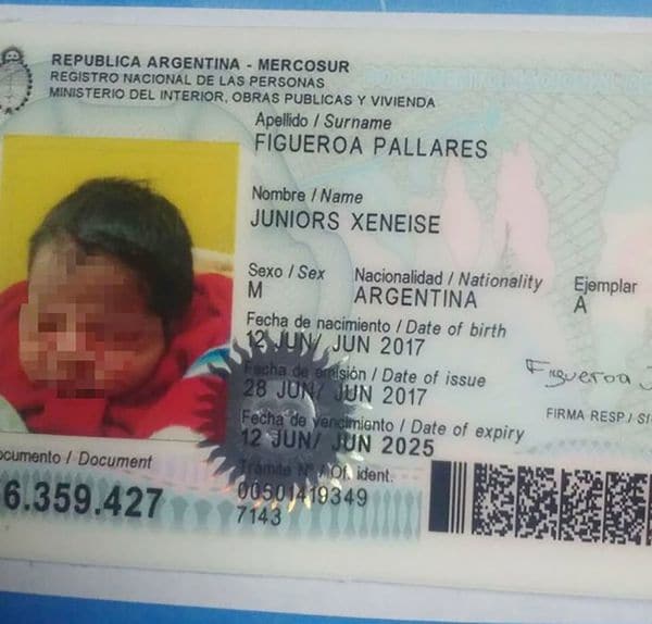 Quisieron demostrar su pasión por Boca, pero cometieron un error en el nombre de su hijo