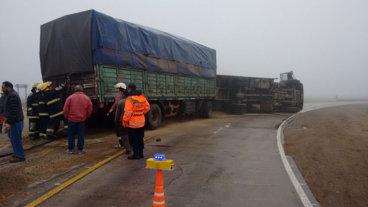 Vuelco en solitario de un camión debido a la intensa niebla entre las Ruta 11 y 12
