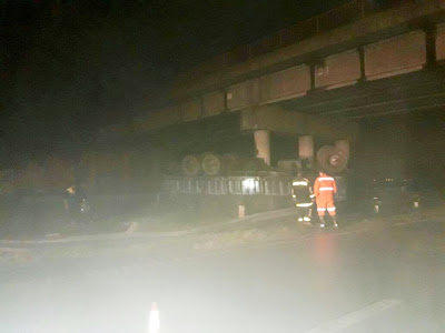Leones: Vuelco de un camión luego de una maniobra del conductor por esquivar un neumático que estaba en medio de la autopista