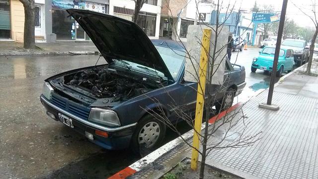 Incendio de un automóvil en calle Alem y Belgrano