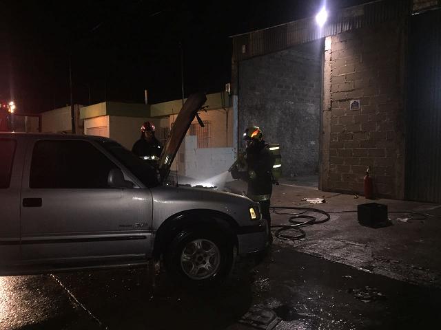 Incendio de una camioneta que se encontraba en el interior de un galpón de calle Cochabamba al 500
