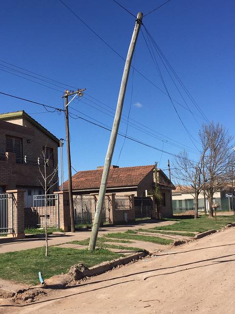 Poste descalzado en calle Gato y Mancha 780 de El Panal