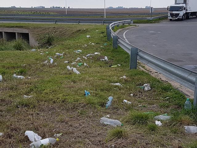 Un nuevo carribar en circunvalación noreste y reclamos por la aparición de residuos en el sector