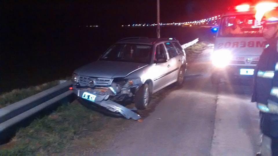 Un auto despistó, hizo un trompo, y choco contra guardarrail