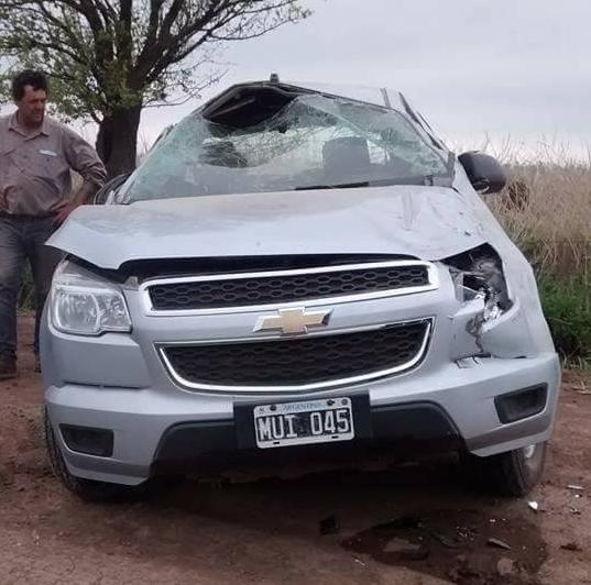 Vuelco de una pick up en camino rural en General Roca