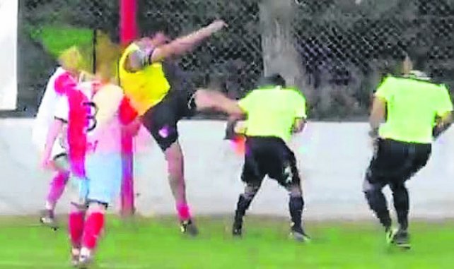 Seis años de suspensión para arquero de fútbol y quita de puntos para el club Barracas de Armstrong