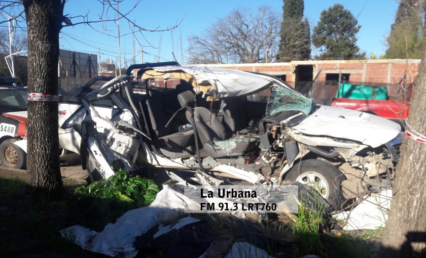 Choque entre una pick up y un camión en autopista entre Leones y San Marcos