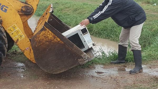 En calle Quintana y Del Niño había un microondas en el interior del tubo de una cuneta