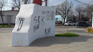 Pintadas en la plazoleta Claudio Giaretti de Armstrong