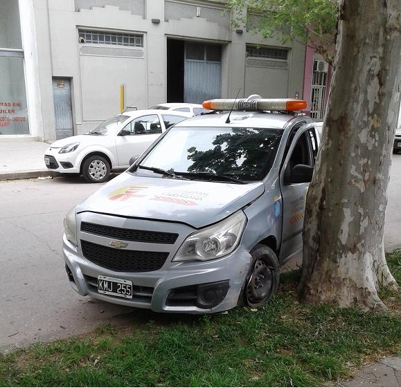 Un móvil de transito sufrió un desperfecto mecánico, chocó contra el cordón de la vereda