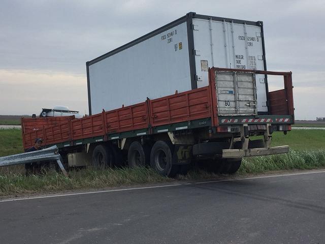 Accidente de tránsito en colectora noroeste, un camión siguió de largo la curva, traspasó el guardarrail y terminó en una zanja