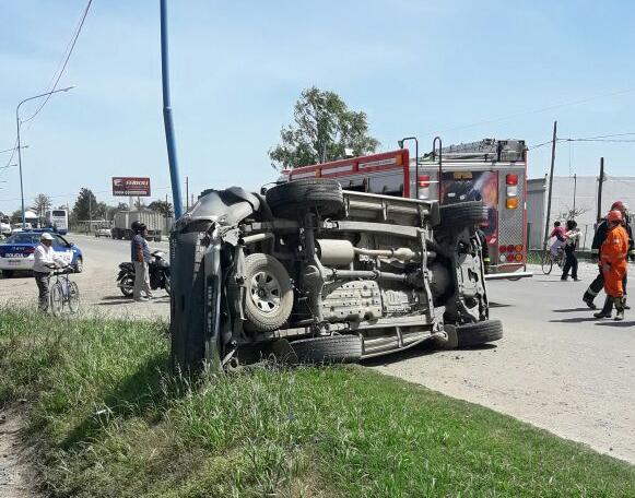 Choque y vuelco de una pick en ruta 9 y Pte. Alvear de Leones que involucra a gente de Marcos Juárez
