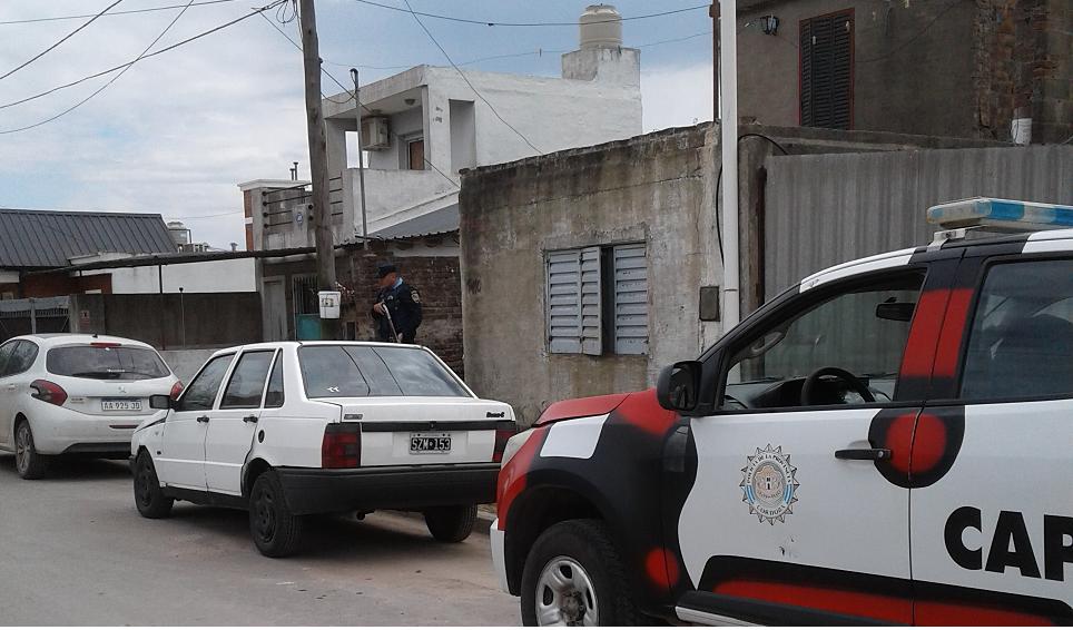 Anticipo de PANORAMA.- Allanamiento en una vivienda de calle 3 de Febrero 1410, luego de un asalto a mano armada en un negocio
