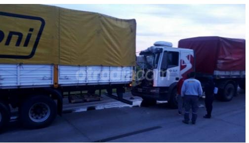 Choque entre dos camiones en autopista en Tortugas