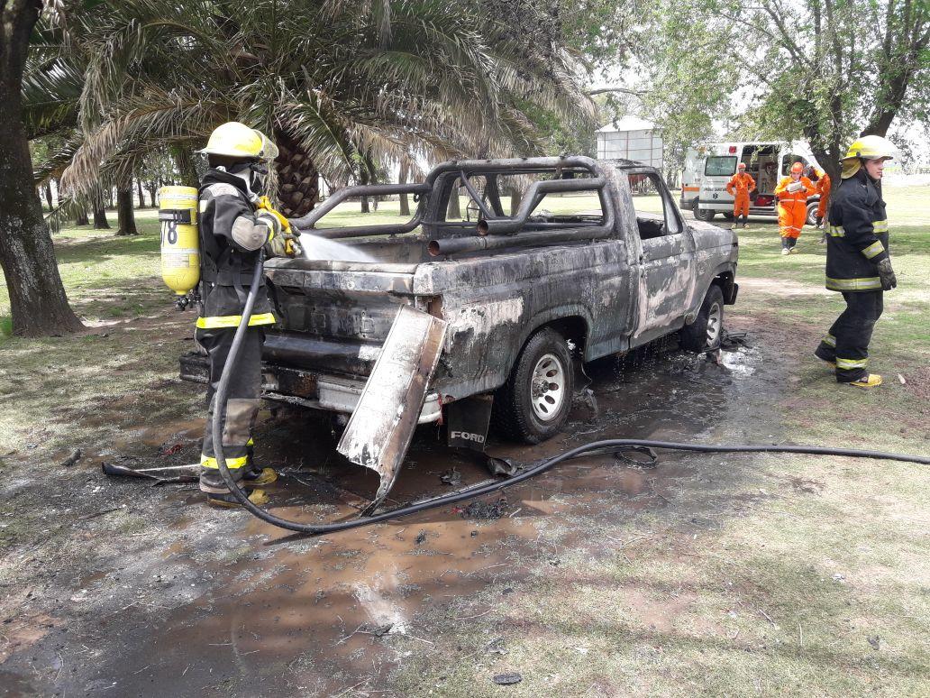 Incendio de una pick up en zona rural de Leones
