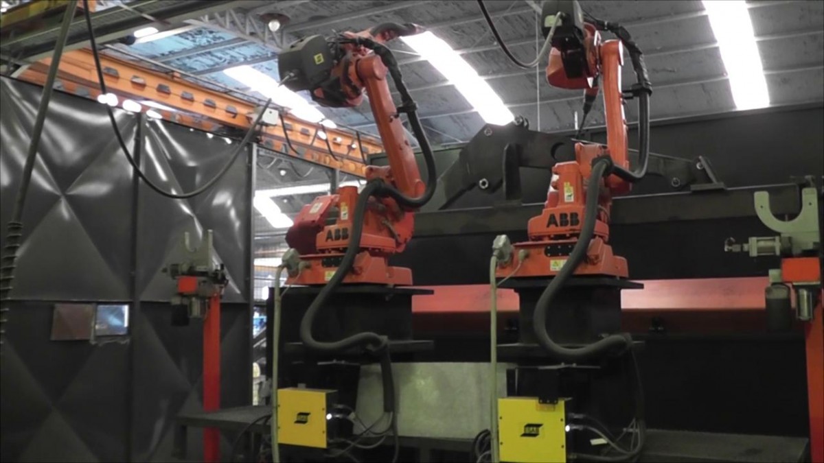 La firma Omar Martin incorporó un robot doble para la producción