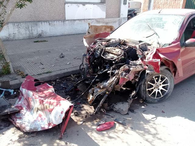 Camilo  Aldao: menores robaron un auto, hicieron picadas y chocaron contra una camioneta estacionada