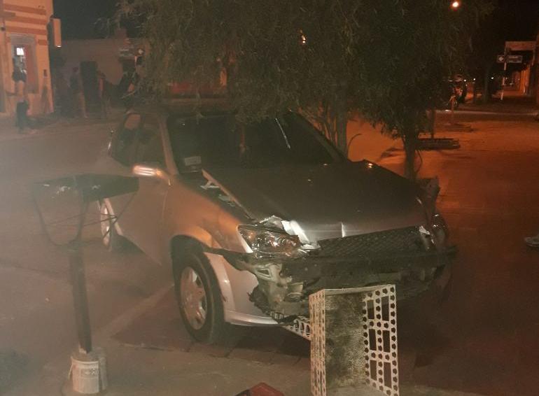 Leones, choque entre dos autos y una moto estacionada