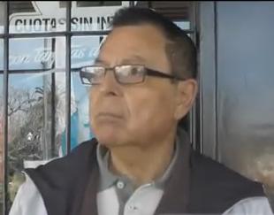 Carteles impresos con la inscripción de Santiago Maldonado en el local Mor- Vill