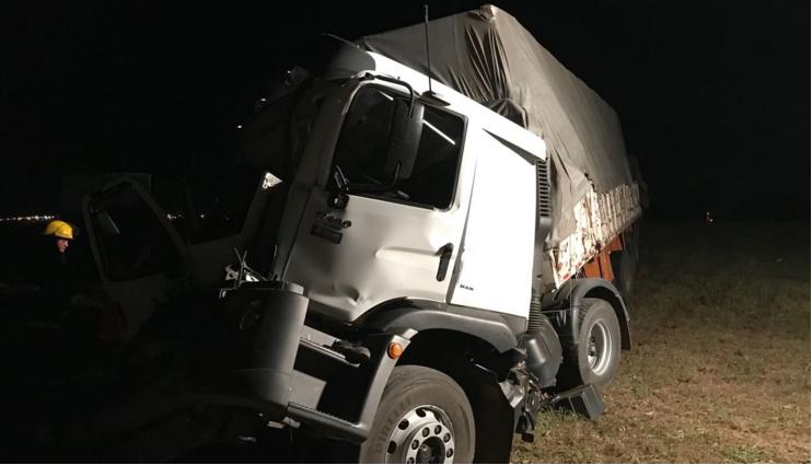 Choque entre dos camiones en autopista entre General Roca y Tortugas con un joven fallecido