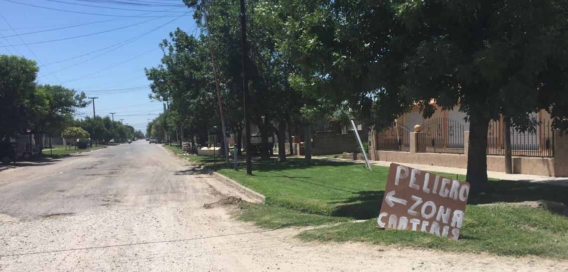 Vecinos  de calle San Juan y Paraguay colocaron un cartel que dice cuidado zona de cráteres
