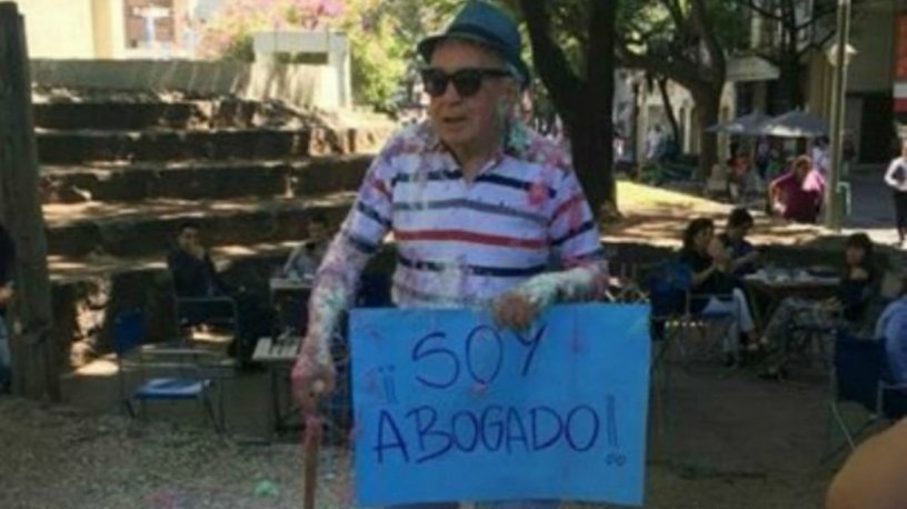 Tiene 82 años es sordo, no vidente y se recibió de abogado