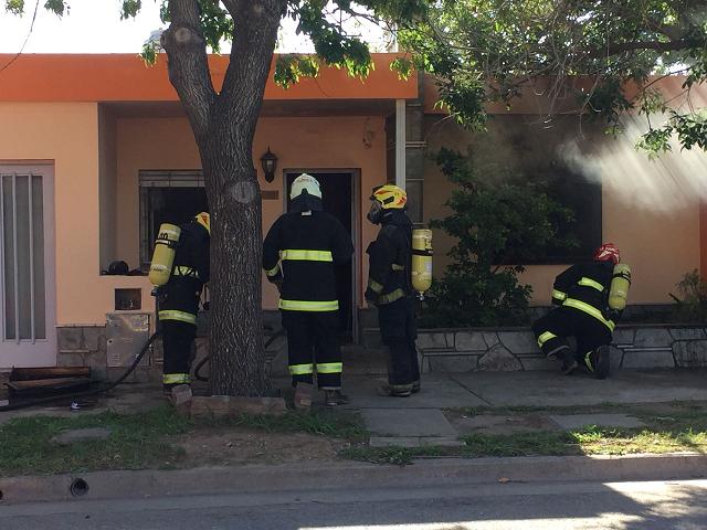 Último momento:- Incendio en una vivienda de calle Azcuénaga 420