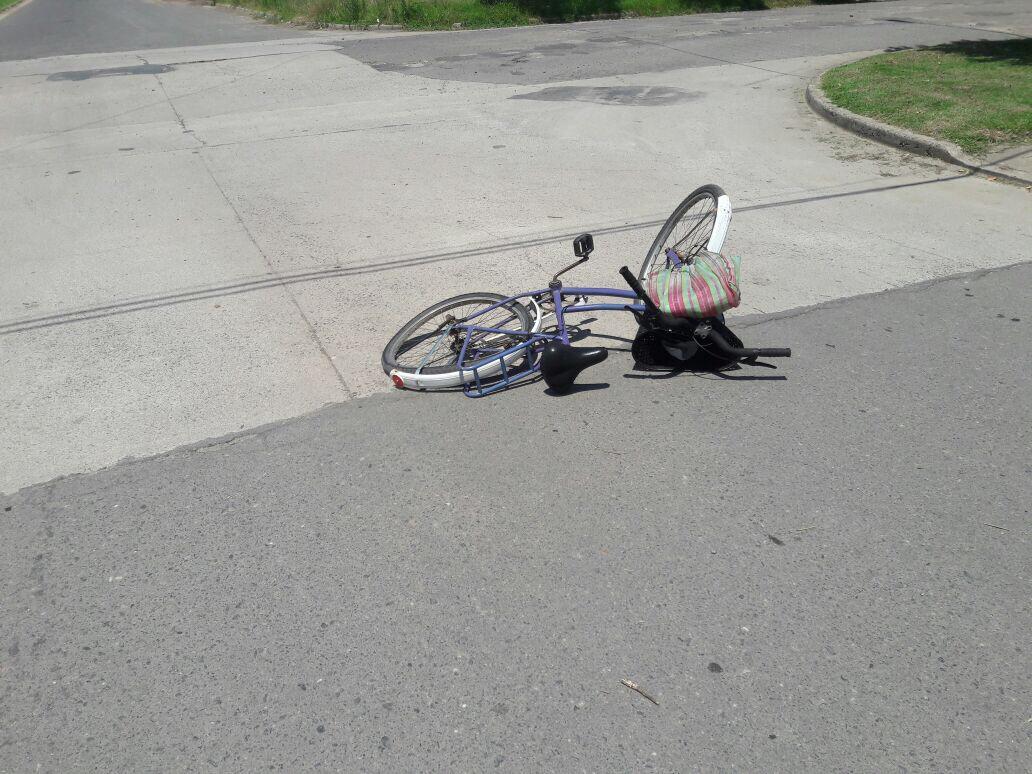 Leones, choque entre una bicicleta y un auto con una mujer derivada a Marcos Juárez con traumatismo de cráneo