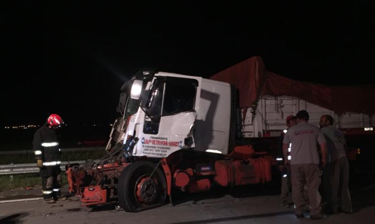 Choque de dos camiones por alcance en autopista