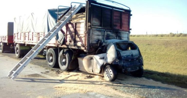 Cañada de Gómez: accidente fatal en autopista luego del incendio de un vehículo al chocar contra un camión