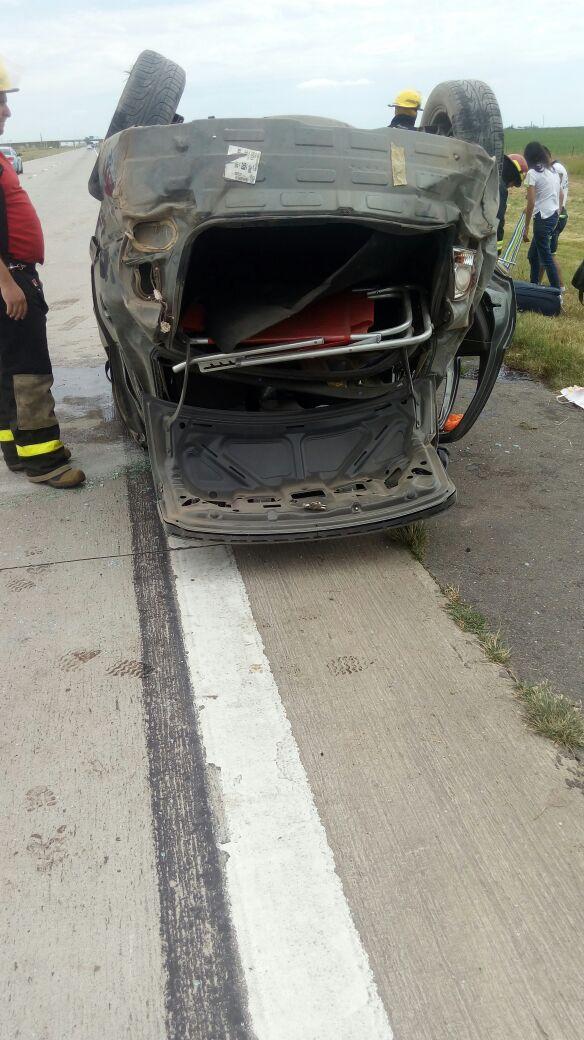 Despiste y vuelco de un automóvil en autopista en Leones