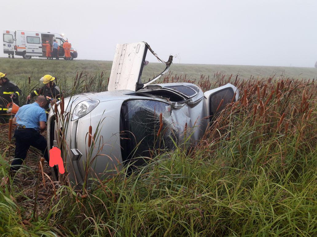 Despiste y vuelco de un automóvil en autopista en Leones