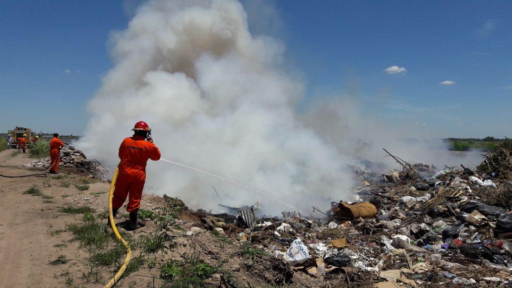 Incendio de basura en predio aledaño a una cava al norte de Leones