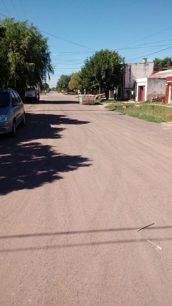 Reclamo de vecina de calle Lavalle entre Belgrano e Yrigoyen por falta de riego y entubamiento en el canal de desagüe