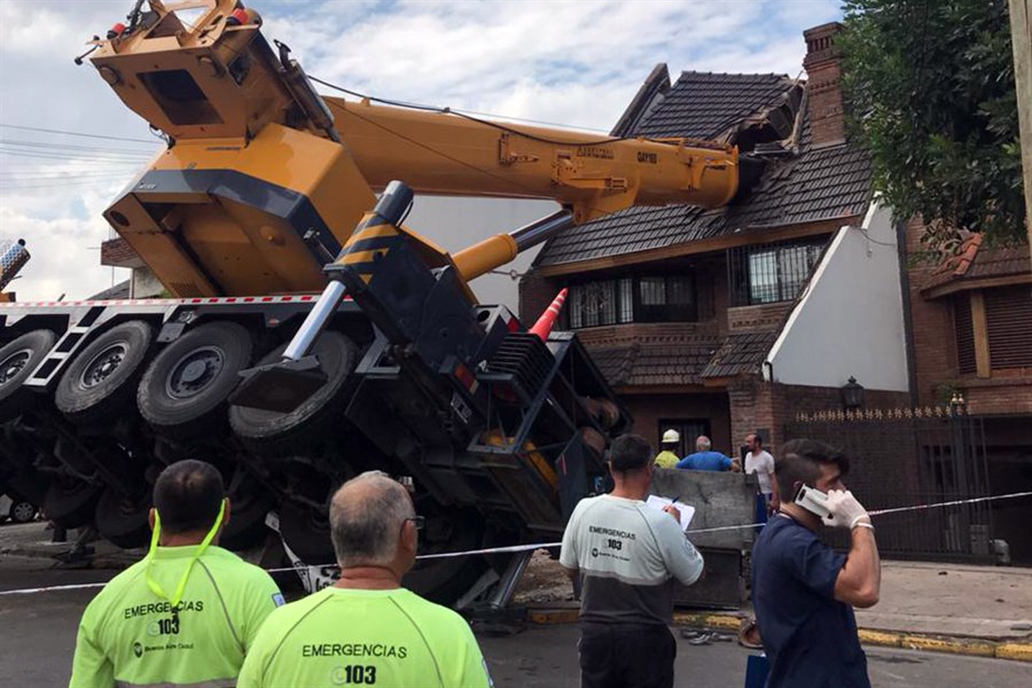 Mataderos: una grúa se cayó y partió el techo de una casa