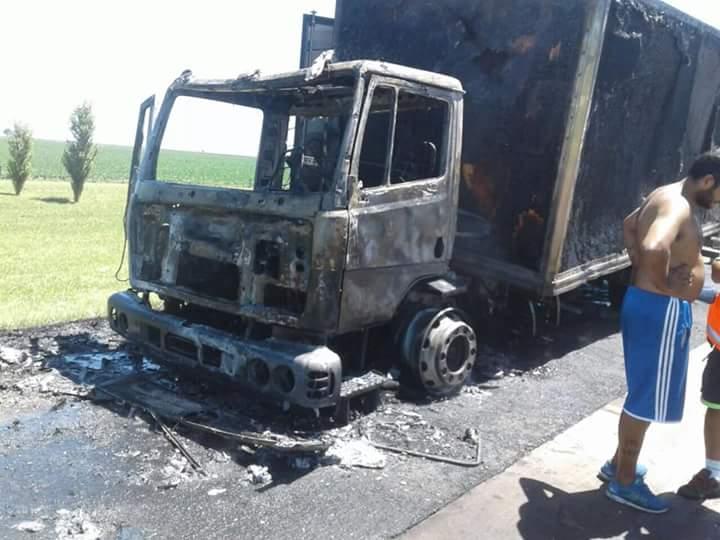 Incendio de un camión en autopista en General Roca