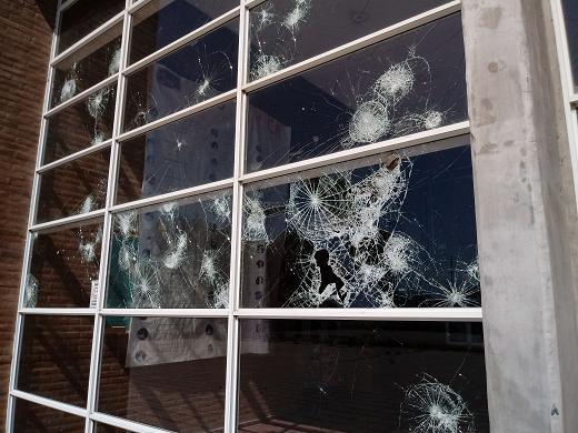 Rotura de vidrios y destrozos en el  IPEM 277