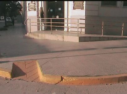 Reclamo de vecina por bicicletas en la vereda y en contra mano por el micro centro