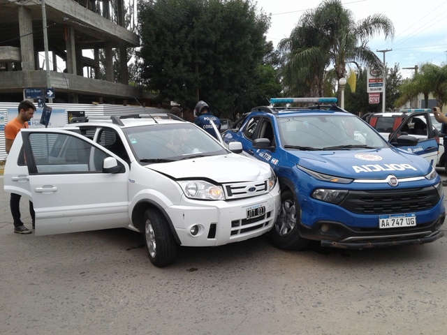 MÓVIL POLICIAL INVOLUCRADO EN UN CHOQUE