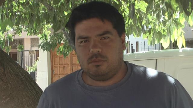 En momentos en que cortaba el césped con el tractor observo la moto tirada cerca de un galpón”