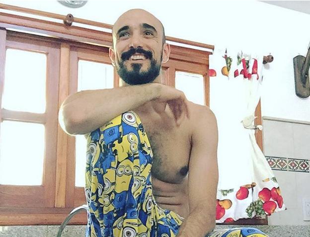 Abel Pintos no encontró hotel y se quedó a dormir en la casa de una fanática