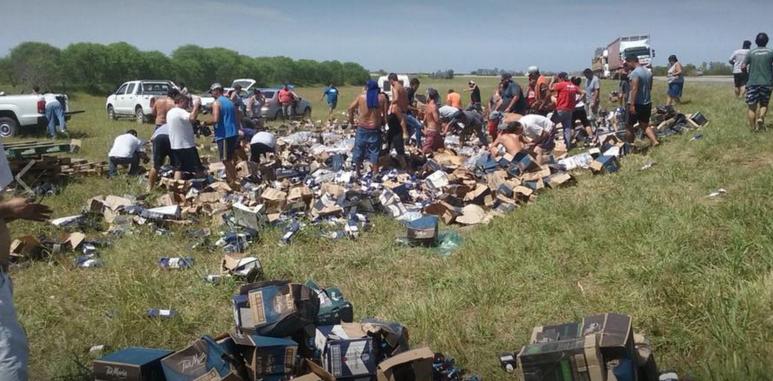 Vuelco de un camión cargado con bebidas alcohólicas y saqueo de la mercadería