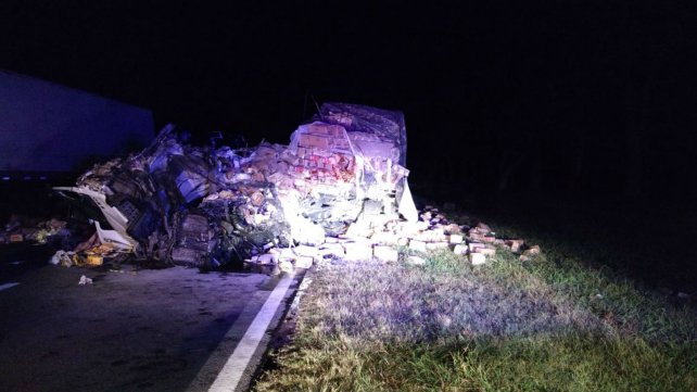 Choque frontal entre dos camiones en ruta 8 en cercanías de Venado Tuerto
