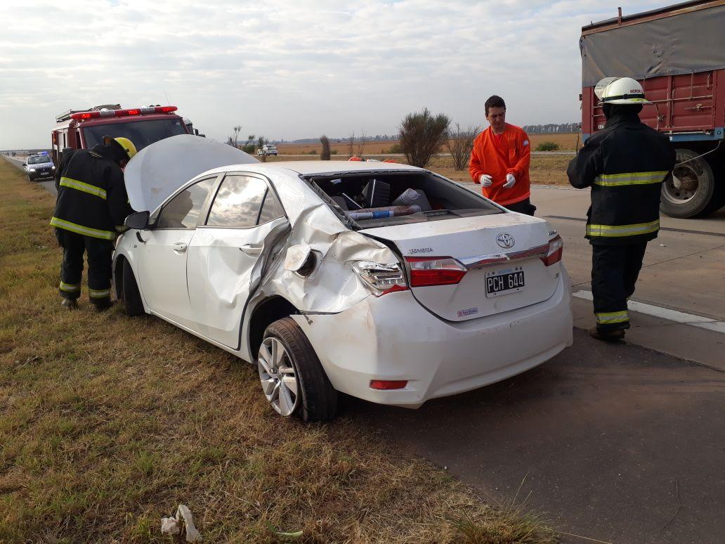 Un auto despistó, se desvió al cantero central y terminó en la banquina de la mano contraria de autopista